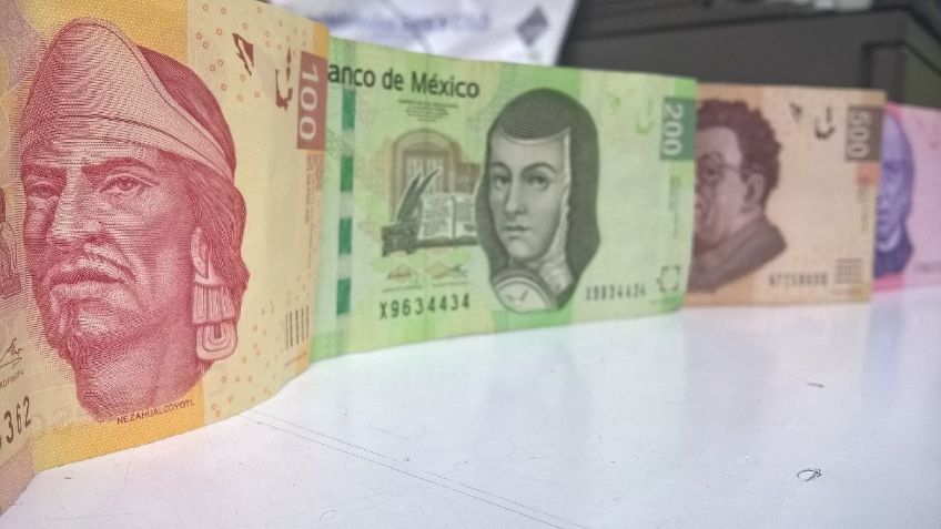 Peso y Bolsa mexicana inician la semana en rojo