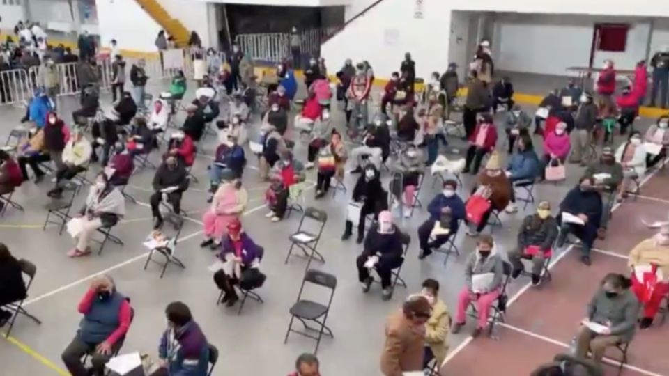 Cientos de adulto mayores han acudido para recibir la primera dosis de la vacuna. FOTO: Especial