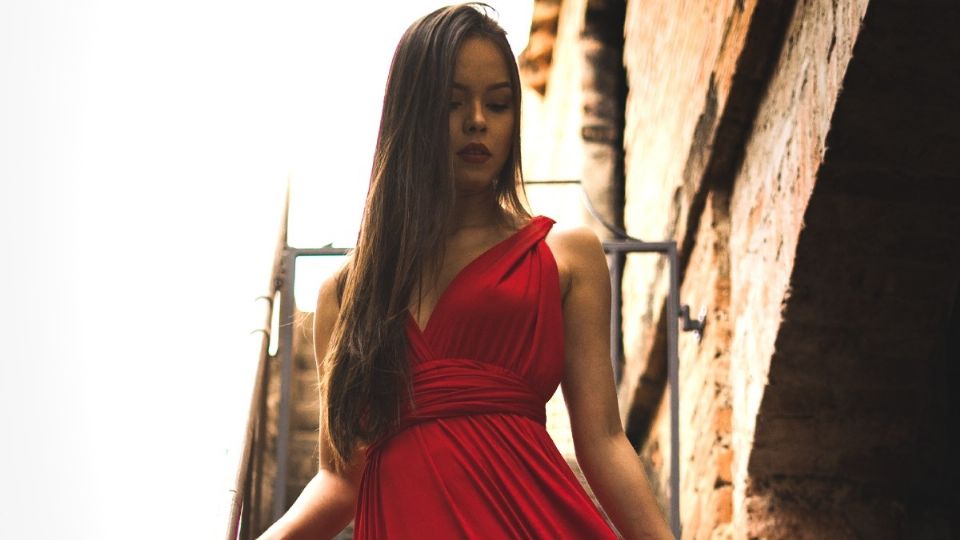 Los atuendos que protagonizan las tendencias en vestidos de las colecciones primavera-verano 2021 abarcan un amplio abanico de modelos en este corte. Foto: Pexels