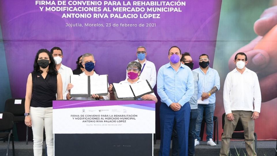 El gobernador Cuauhtémoc Blanco estuvo durante la firma del convenio para la rehabilitación del mercado municipal de Jojutla. Foto: Especial