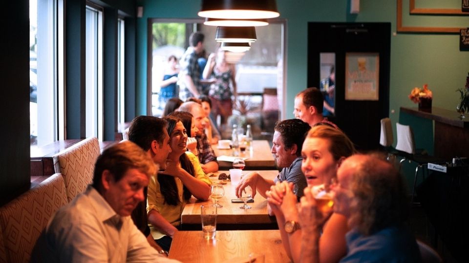 Al decir esta frase obligamos a la persona que está comiendo debe responder con la boca llena. Foto: Especial