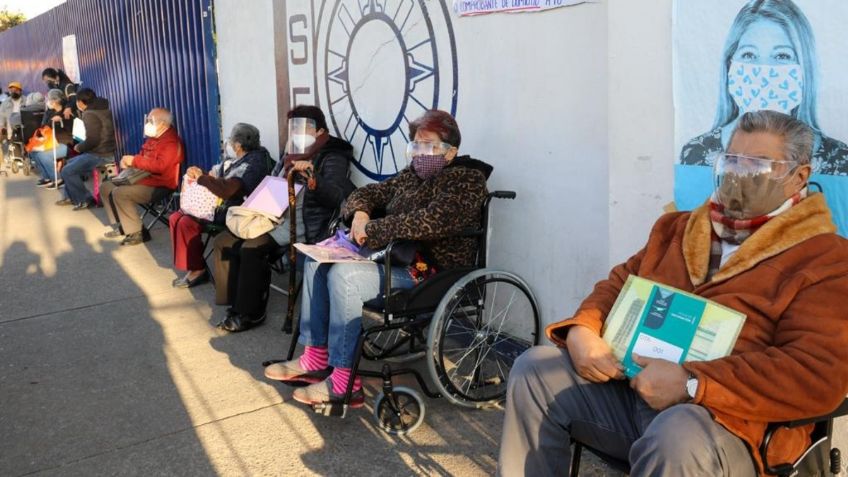 COVID-19: Inicia vacunación a adultos mayores en macrocentros de la CDMX