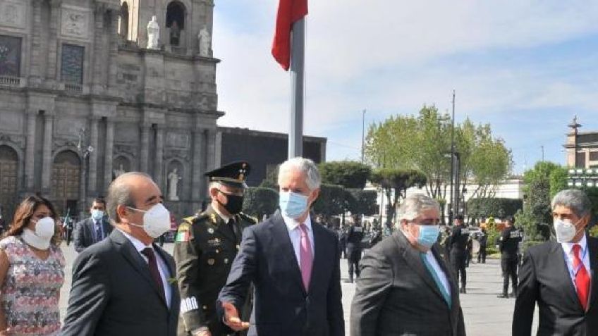 Encabeza Alfredo del Mazo ceremonia conmemorativa del Día de la Bandera