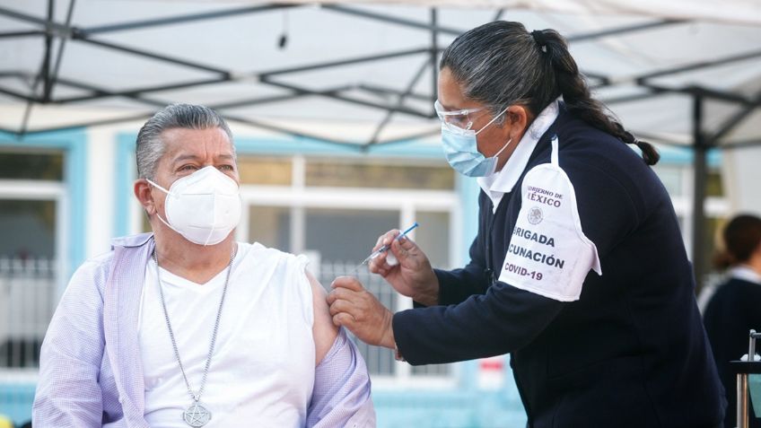 Lanza UdeG campaña: ¡No te la pienses, vacúnate!