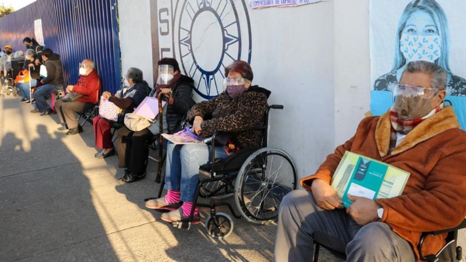 En las inmediaciones del Palacio de los Deportes, en Iztacalco, arrancó la vacunación contra el Covid-19 antes de las nueve de la mañana. Foto: Especial