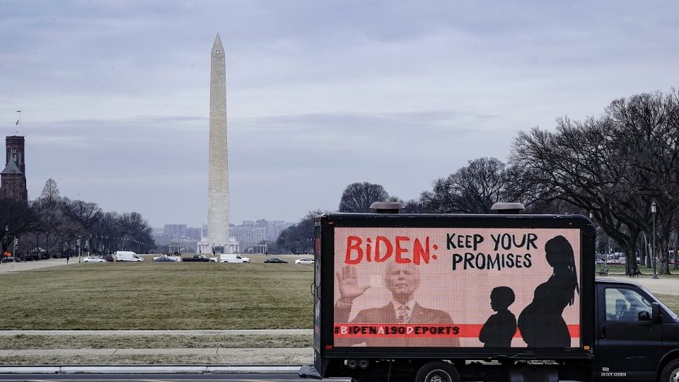 Una camioneta de activistas protesta contra las deportaciones en Washington DC. Foto: AFP