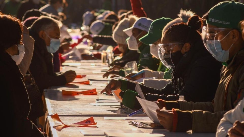 La vacunación de adultos mayores arrancó antes de las nueve de la mañana, por lo que la aplicación y los trámites han sido más ágiles. Foto: Especial