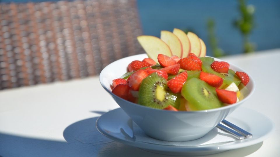 La manzana. el kiwi y las fresas son futas de temporada que te sabrán mejor en marzo, la época en la que tienen más nutrientes. Foto: Pixabay