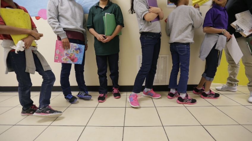 ¡Familias UNIDAS! Reúnen a 100 NIÑOS migrantes con sus PAPÁS, tras años separados