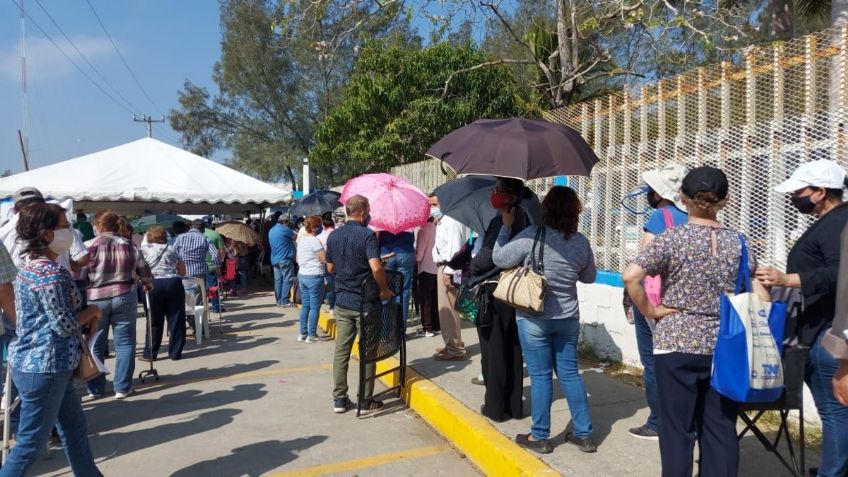 Piden dinero a cambio de hacer fila para vacunación contra Covid-19 en Tamaulipas