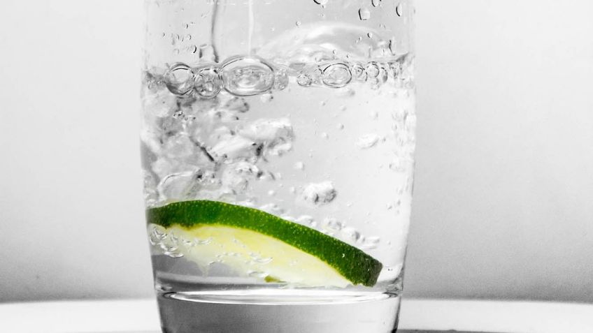 Agua con bicarbonato y limón, ¿bebida milagro para bajar la panza? Beneficios y maleficios de su uso