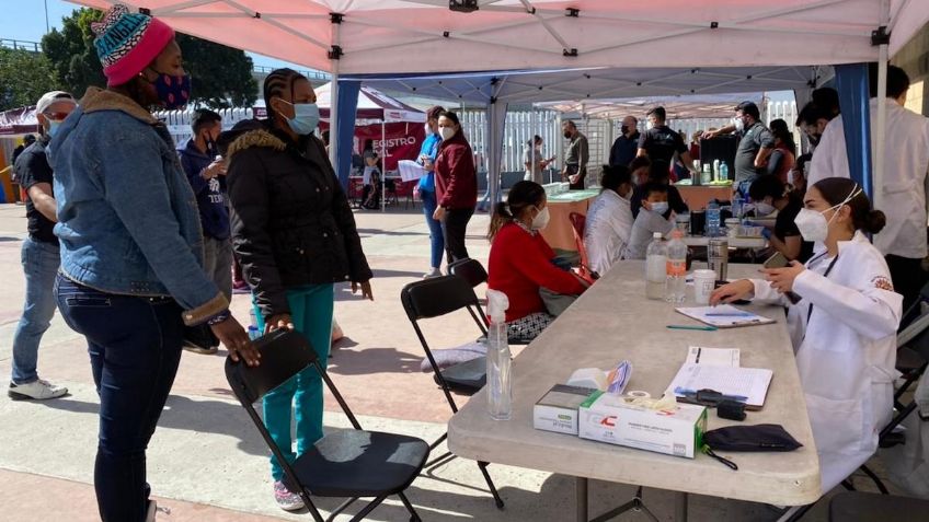 Tijuana: Dan constancias de identidad y asesoría a migrantes que buscan refugio en EU