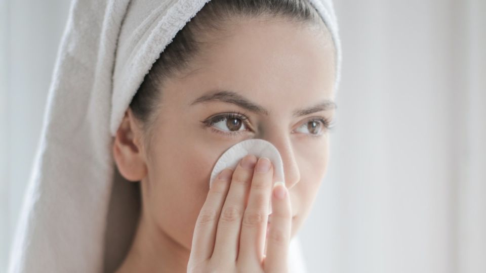 Cuando hablamos de los cuidados para la piel del rostro una de las reglas principales es la limpieza y este tipo e agua será tu mejor aliada. Foto: Pexels