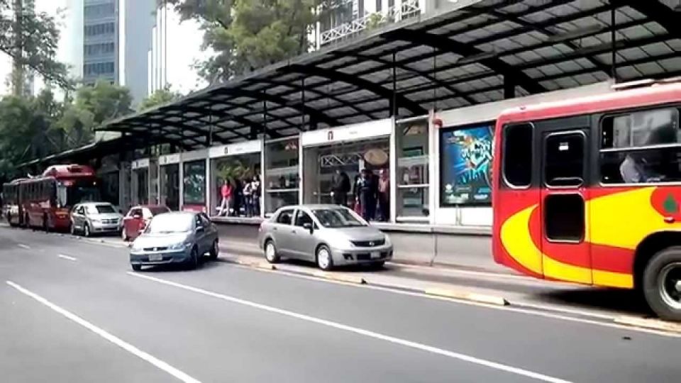 Los automovilistas que invadan el carril del Metrobús podrán ser denunciados a través de las redes sociales. Foto: Captura de pantalla