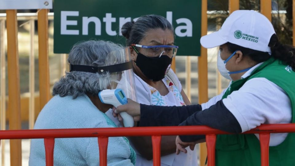 Ayer se cumplió el segundo día de vacunación en el Deportivo Xochimilco. Foto: YADÍN XOLALPA