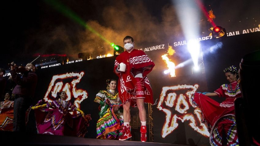 Canelo cambió la bata por el sarape, el cual le diseñan desde Saltillo