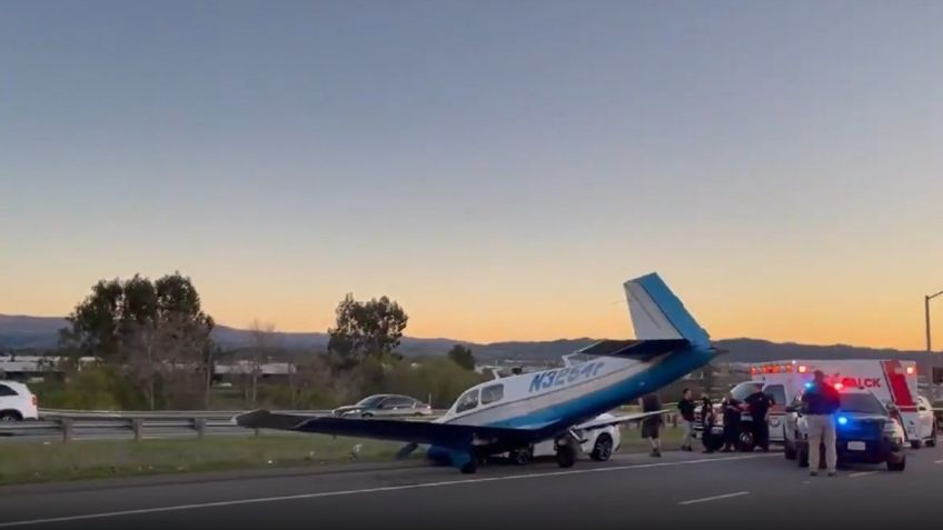 ¡De película! Avioneta se DESPLOMA y CHOCA contra auto en plena autopista: VIDEO