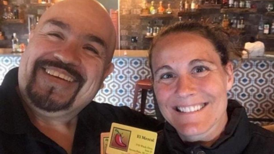 SOLIDARIO. Compró 500 dólares en tarjetas de regalo de un restaurante japonés y luego otros 200 en una cafetería,
para sortearlos con sus clientes, en sus redes sociales. Foto: Especial