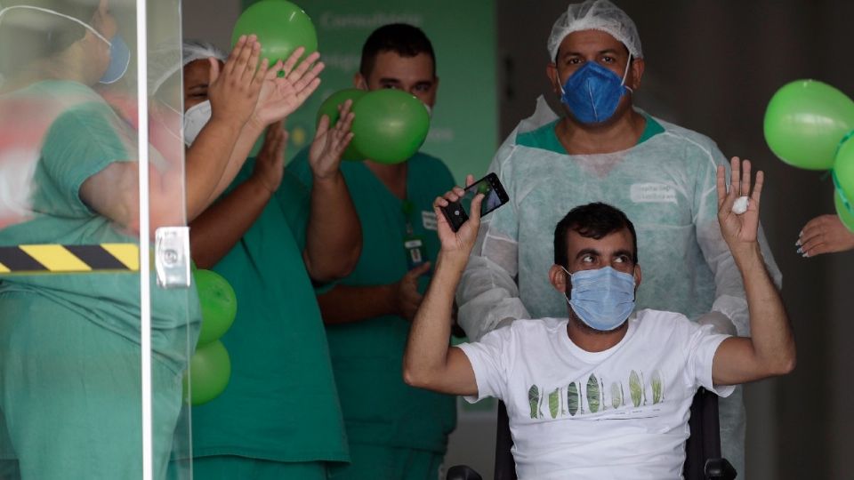 BRASIL. ● Paciente de COVID-19 agradeció a los trabajadores de la salud, después de ser dado de alta del hospital de Luziania. FOTO: Archivo/ AP