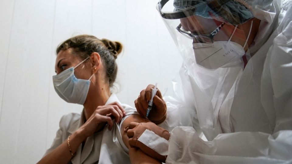 Han recibido 100 mil 930 dosis para el personal médico. Foto: REUTERS