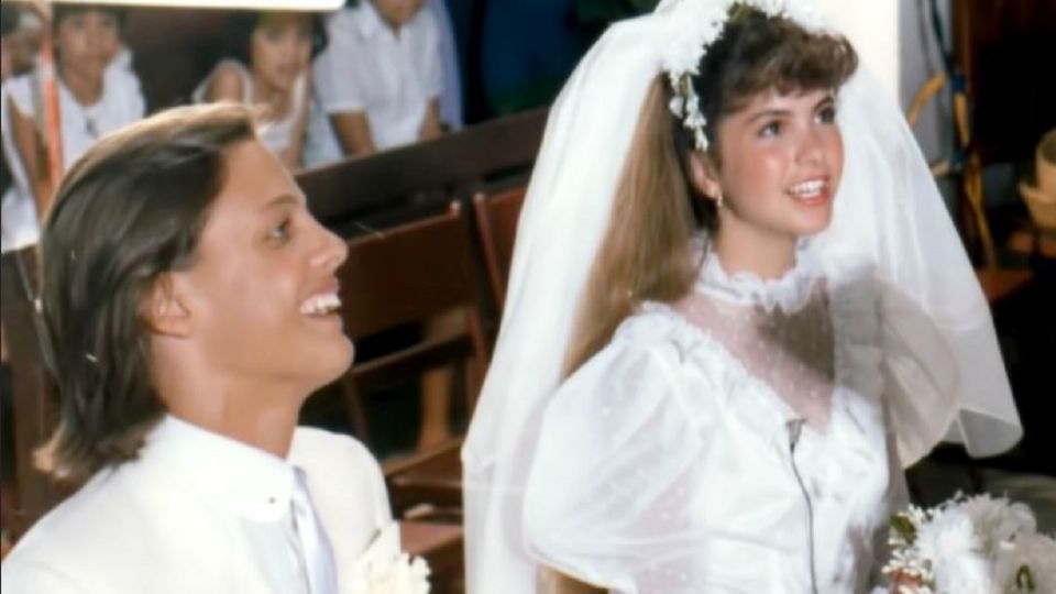 Lucero y Luis Miguel en el altar, casándose durante la filmación de la película Fiebre de Amor. Foto: Especial