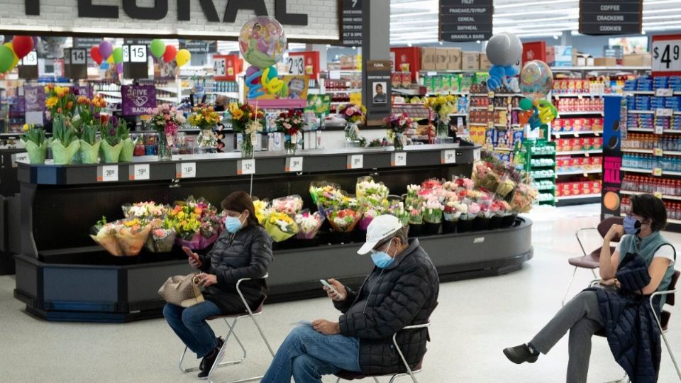 Las farmacias están aplicando exitosamente las inmunizaciones en Estados Unidos. Foto: AFP