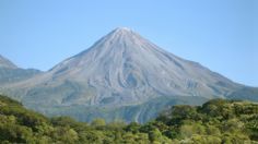 Volcán de Colima reporta ligera actividad sísmica interna