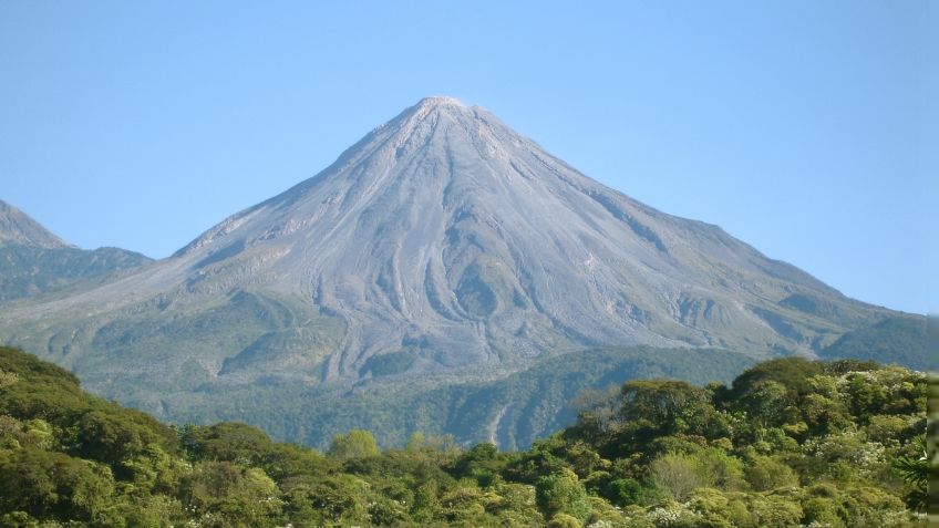 Volcán de Colima reporta ligera actividad sísmica interna