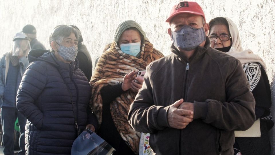 Adultos de la tercera edad esperaron por horas para ser inmunizados y las dosis nunca llegaron. Foto: ENFOQUE