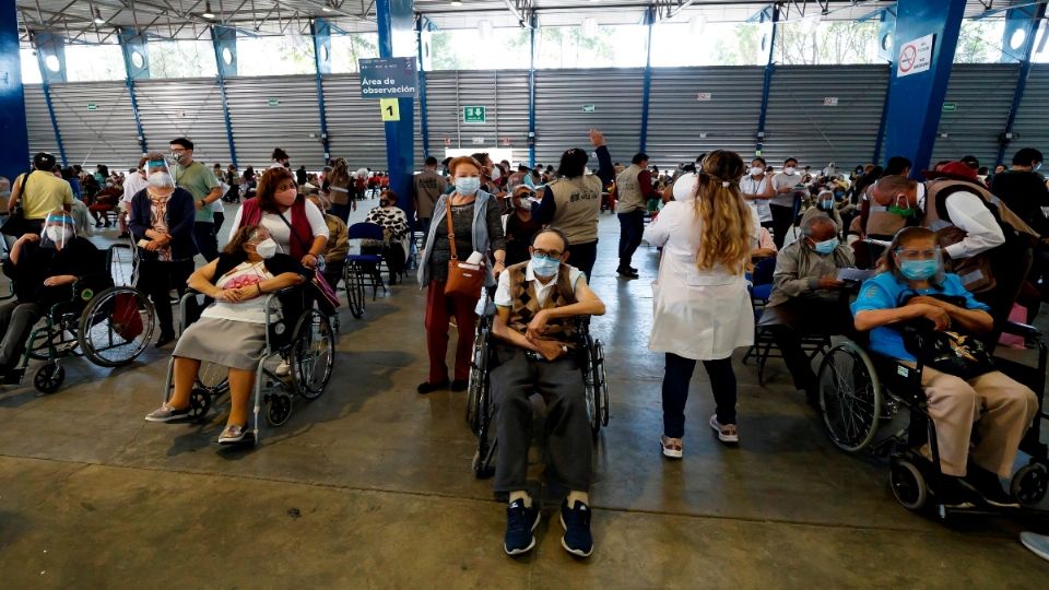 Miles de adultos mayores esperan su turno para recibir una dosis de la vacuna rusa Sputnik V para prevenir la Covid-19. Foto: EFE