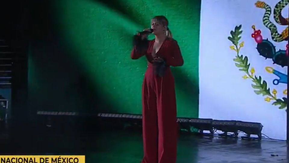 Sofía reyes interpretando el himno nacional. Foto: Especial