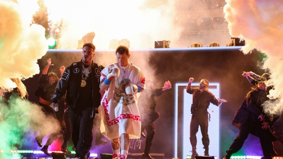 Canelo agradece a J Balvin por la presentación y usa gorra promocional. Foto: Mexsport