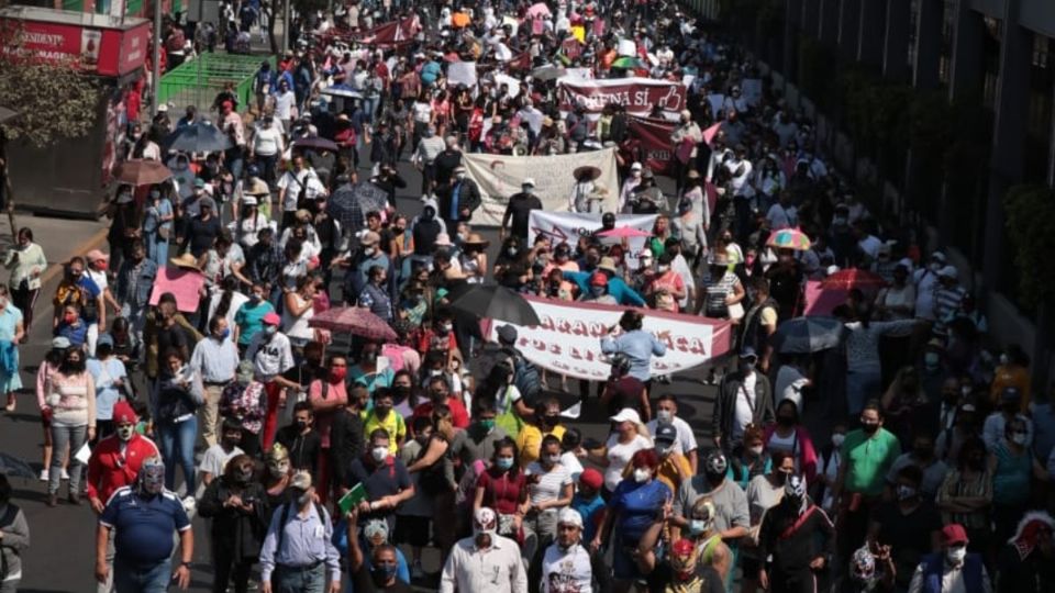 En una manta, que encabezaba la movilización, se leía “Dolores, Julio César y Santillán no nos representan” Foto: Especial