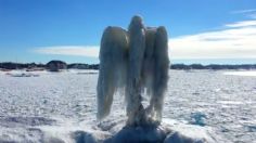 ¿Una señal? Aparece MISTERIOSO “ángel de hielo” a orillas de un lago en EU: VIDEO