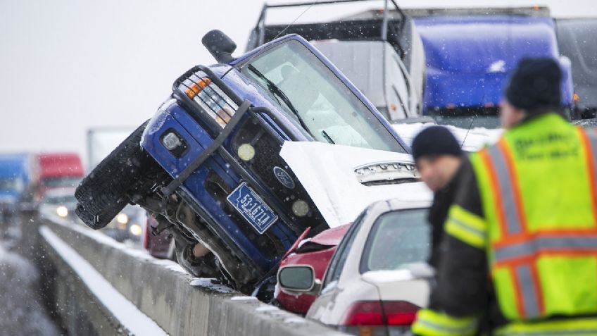 ¡Colisión! 30 autos chocan en cadena en un autopista congelada por las fuertes heladas en Montana