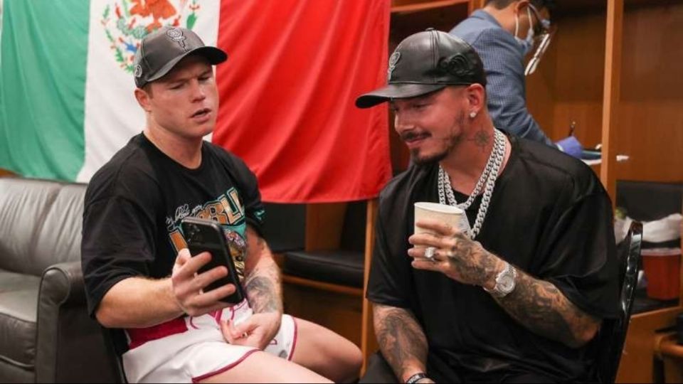 El 'Canelo' y J Balvin, antes de la pelea. Foto: Mexsport