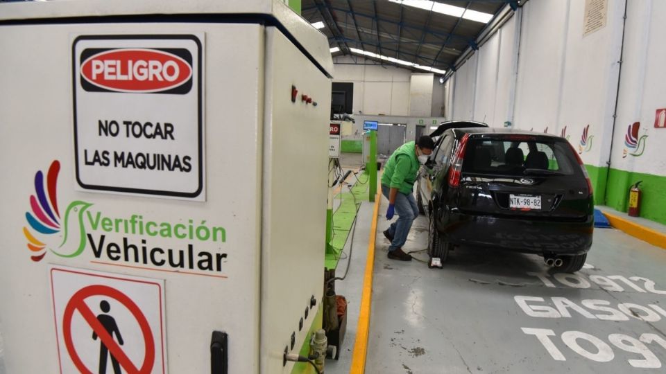 Los automovilistas a quienes les corresponde realizar su verificación en los próximos meses pueden previamente agendar una cita en el sitio de la dependencia o llamando por teléfono a los diferentes verificentros. FOTO: ESPECIAL