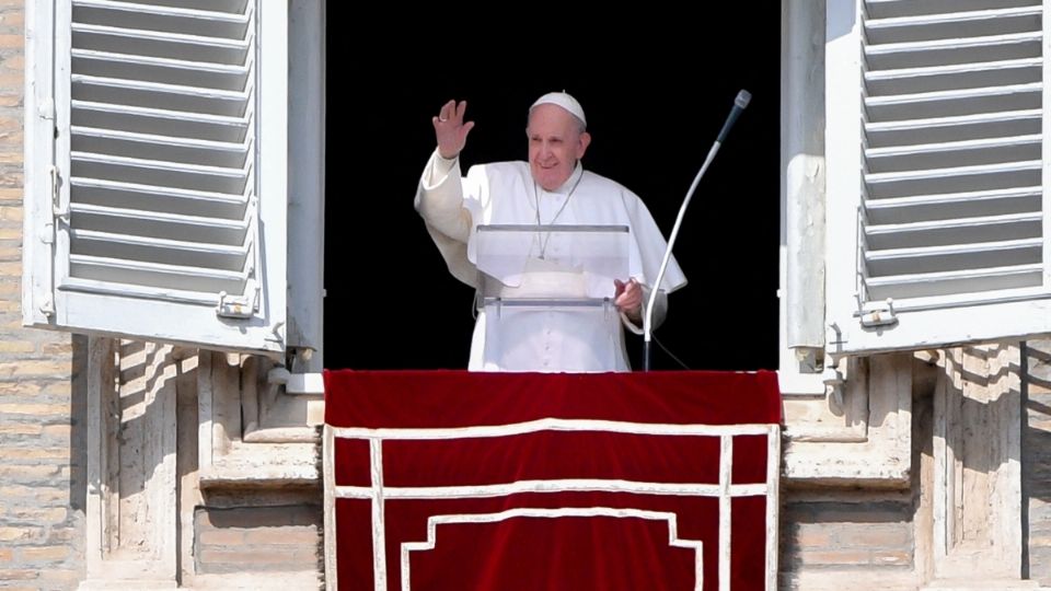 La Santa Sede remitirá a tribunal penal a 10 personas; cardenal Angelo Becciu, implicado, colabora con Papa Francisco. Foto: AFP
