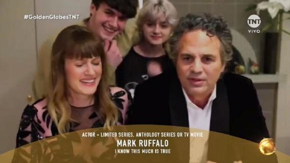 Mark Ruffalo recibió su premio, en casa, acompañado de la alegría de su pareja e hijos. Foto: Especial