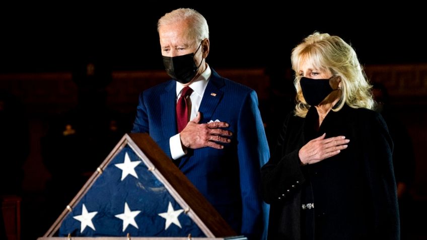 Biden rinde homenaje a policía que murió en asalto al capitolio, coloca su urna en el emblemático edificio