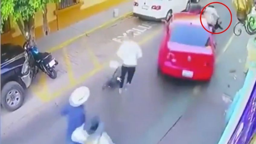 VIDEO: ¡Qué poca! Conductor atropella a familia con dos niños en Tlaquepaque