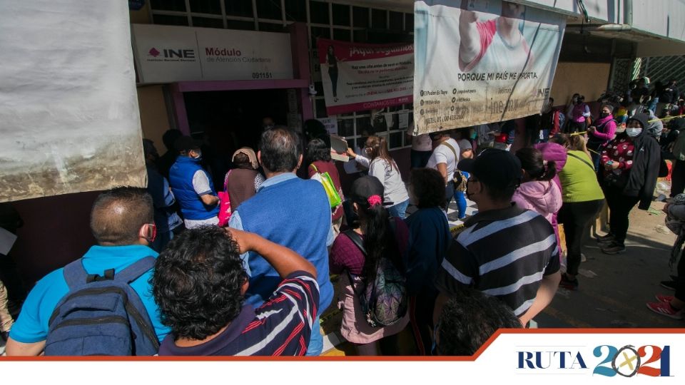 TARDADO. Las filas fueron de personas que no sacaron cita para reemplazar la credencial. Foto: Yadín Xolalpa