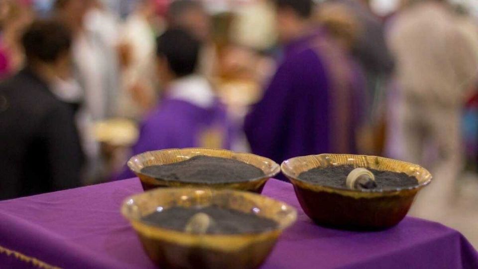 Frente al semáforo rojo en SLP, la iglesia católica pide no detener la tradición y tomar ceniza desde casa. Foto: Especial