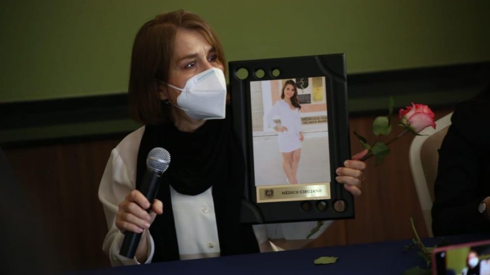 DOLOR. La madre de la joven pasante de Medicina exigió esclarecer el crimen contra su hija. Foto: Jeny Pascacio