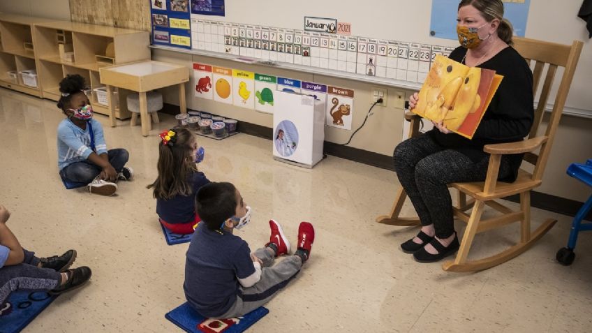 ¡Sin VACUNAS! Así es como CDC quieren que MAESTROS regresen a dar clases en EU; ellos se oponen