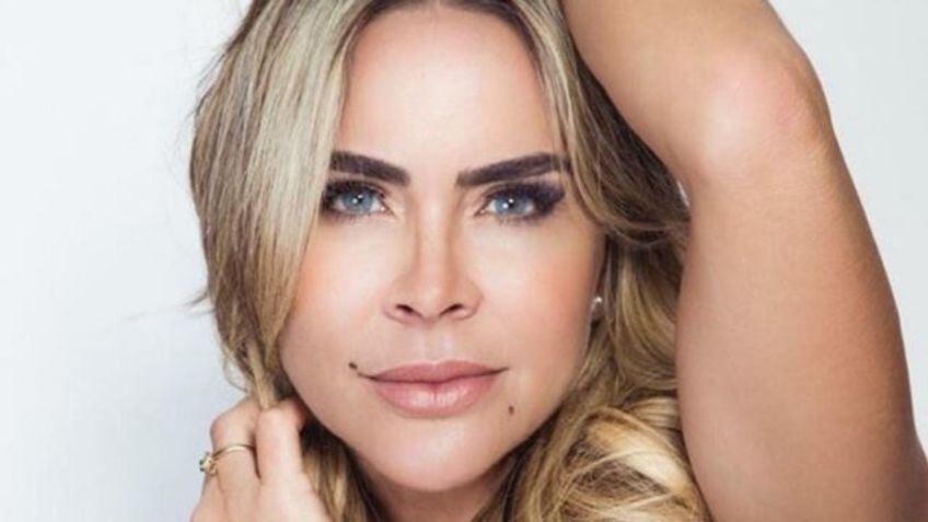 Aylín Mujica posa topless con camisa abierta; se luce más sensual que nunca