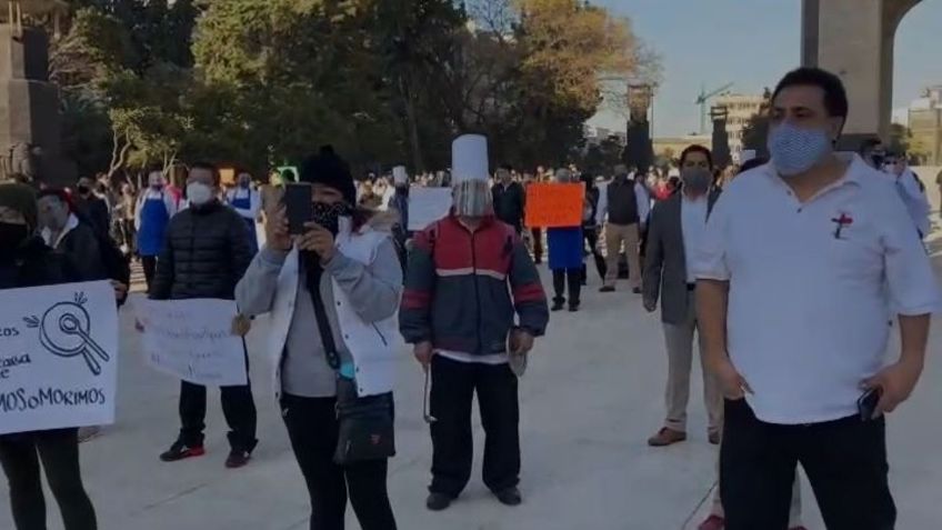 Restauranteros realizan segundo cacerolazo en el Monumento a la Revolución: VIDEO