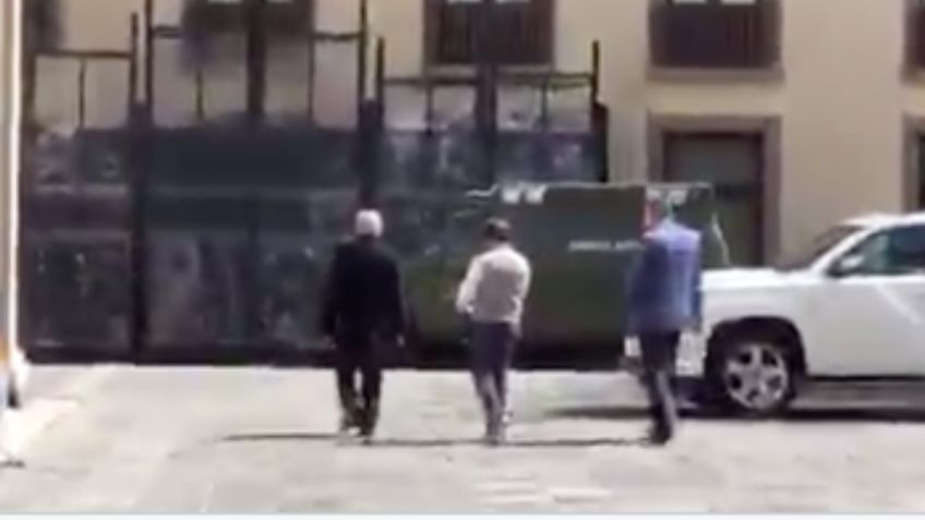 Captan a AMLO caminando en un patio de Palacio Nacional: VIDEO