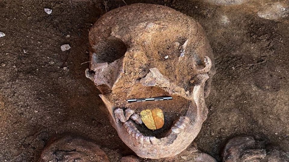 Las tumbas encontradas contenían varias momias 'en mal estado de conservación' pero con 'amuletos envueltos en hojas de oro en forma de lengua'. FOTO: ESPECIAL