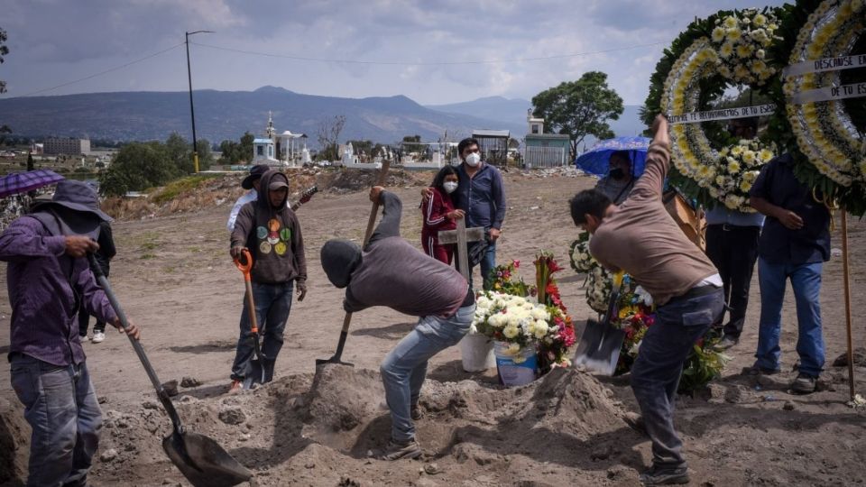 En el aviso se autoriza a las familias para que puedan trasladar a sus difuntos a otro estado o, si así lo desea, a otro país.  FOTO: Cuartoscuro 